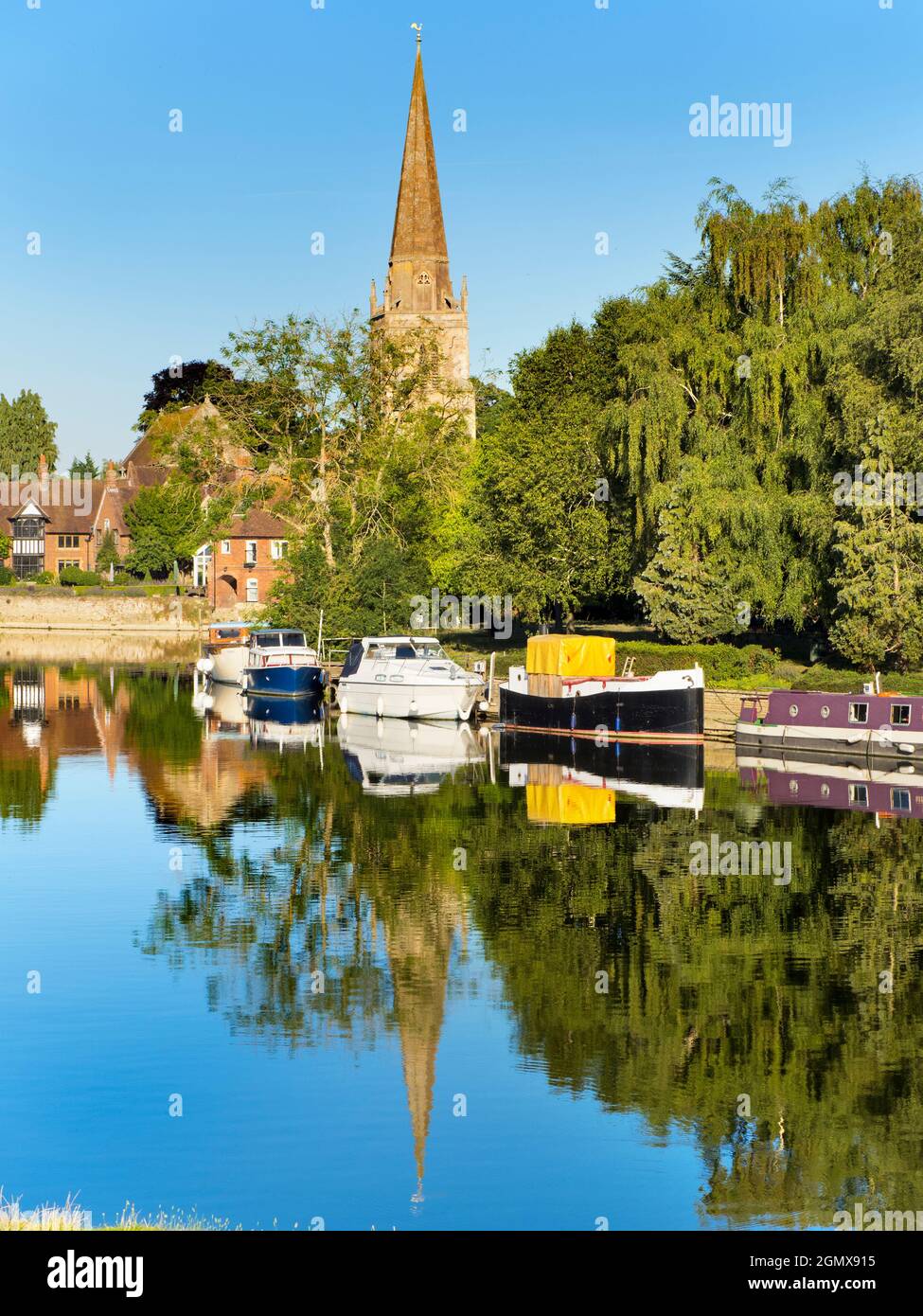 Abingdon, Inghilterra - 25 maggio 2020; nessuna gente in vista. Questa è la Chiesa di Sant'Elena ad Abingdon, vista da monte del Tamigi. Un luogo cristiano di wor Foto Stock