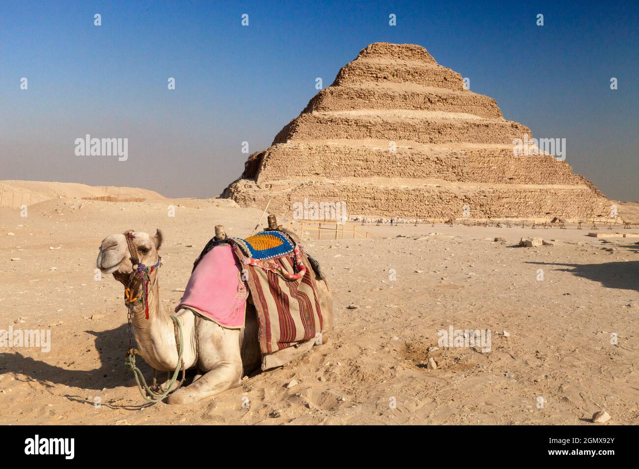 Saqqara, Egitto - 7 dicembre 2010; la piramide a gradini di Djoser si trova nella necropoli di Saqqara, Egitto, a nord-ovest di Memphis. il sid a 6 livelli e 4 livelli Foto Stock