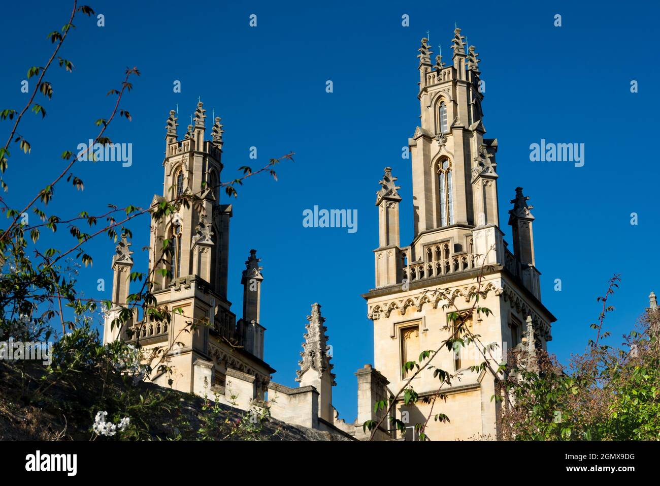Oxford, Inghilterra - 7 agosto 2020; nessuna gente in vista. All Souls College fu fondato da Enrico VI d'Inghilterra e dall'arcivescovo di Canterbury, nel 1438. U Foto Stock Oxford, Inghilterra - 7 agosto 2020; nessuna gente in vista. All Souls College fu fondato da Enrico VI d'Inghilterra e dall'arcivescovo di Canterbury, nel 1438. U Foto Stock