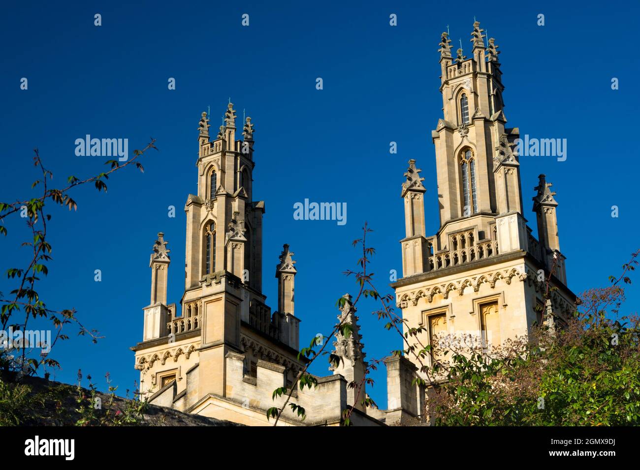 Oxford, Inghilterra - 7 agosto 2020; nessuna gente in vista. All Souls College fu fondato da Enrico VI d'Inghilterra e dall'arcivescovo di Canterbury, nel 1438. U Foto Stock Oxford, Inghilterra - 7 agosto 2020; nessuna gente in vista. All Souls College fu fondato da Enrico VI d'Inghilterra e dall'arcivescovo di Canterbury, nel 1438. U Foto Stock