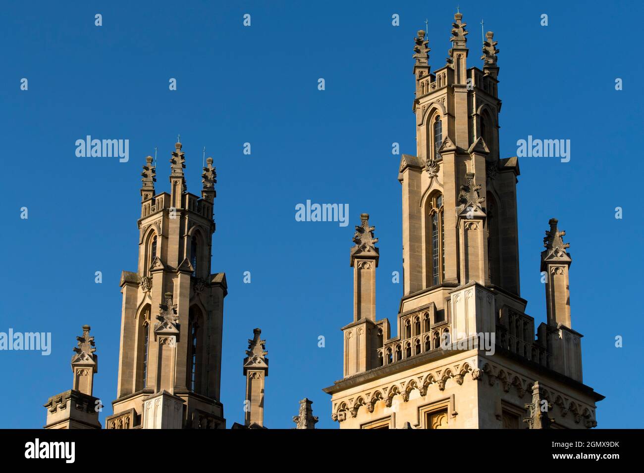 Oxford, Inghilterra - 7 agosto 2020; nessuna gente in vista. All Souls College fu fondato da Enrico VI d'Inghilterra e dall'arcivescovo di Canterbury, nel 1438. U Foto Stock Oxford, Inghilterra - 7 agosto 2020; nessuna gente in vista. All Souls College fu fondato da Enrico VI d'Inghilterra e dall'arcivescovo di Canterbury, nel 1438. U Foto Stock