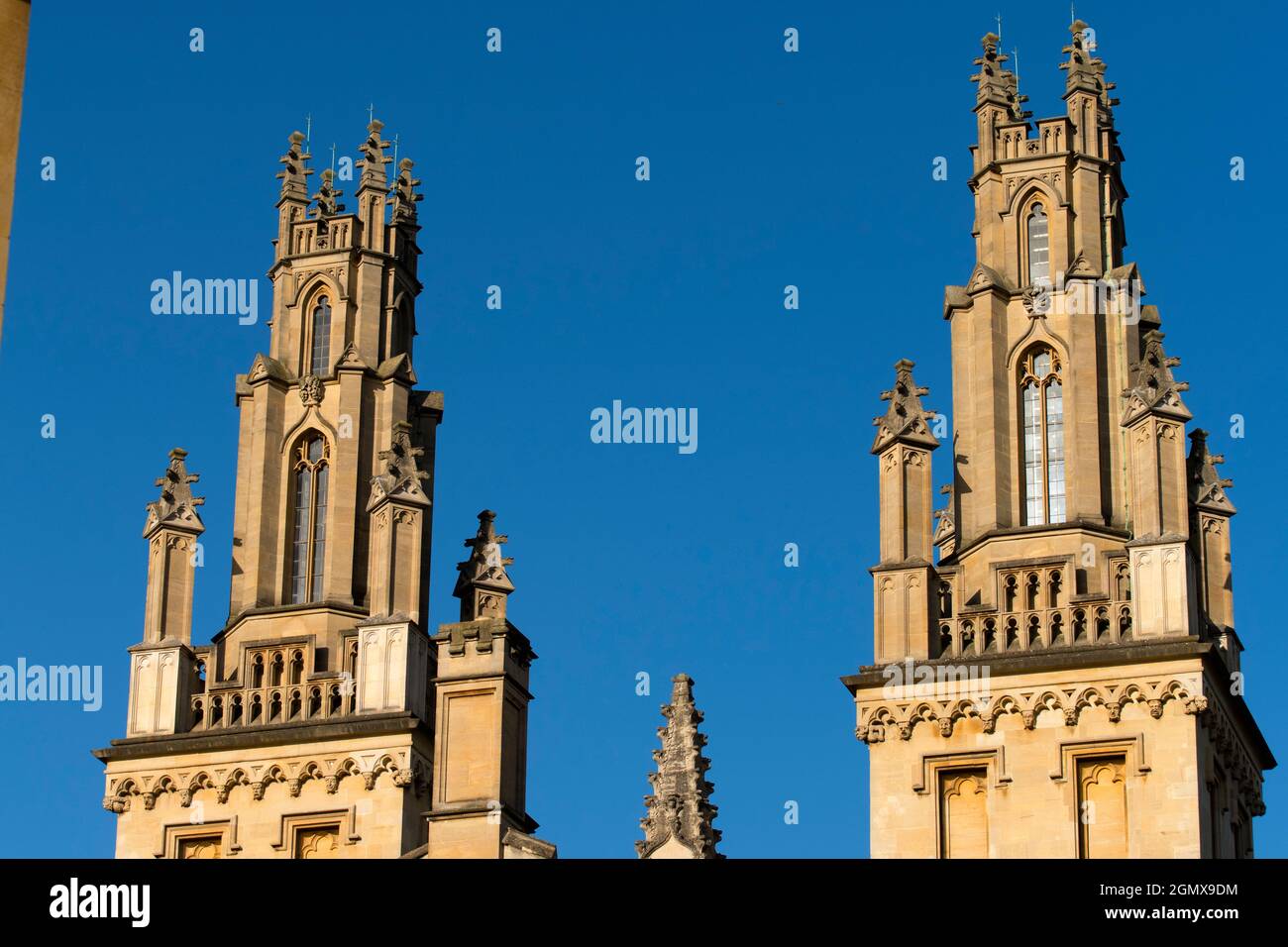 Oxford, Inghilterra - 7 agosto 2020; nessuna gente in vista. All Souls College fu fondato da Enrico VI d'Inghilterra e dall'arcivescovo di Canterbury, nel 1438. U Foto Stock Oxford, Inghilterra - 7 agosto 2020; nessuna gente in vista. All Souls College fu fondato da Enrico VI d'Inghilterra e dall'arcivescovo di Canterbury, nel 1438. U Foto Stock