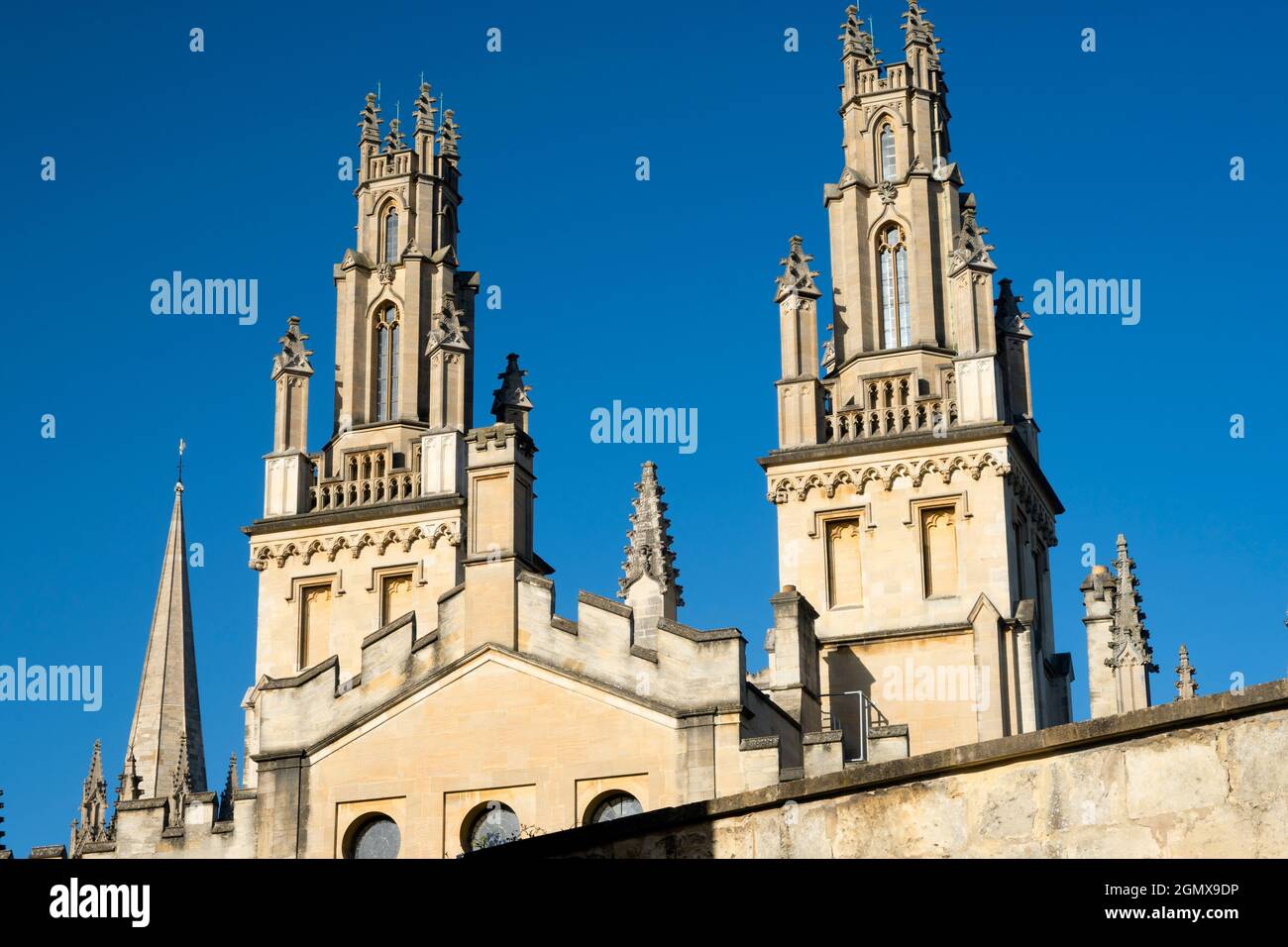 Oxford, Inghilterra - 7 agosto 2020; nessuna gente in vista. All Souls College fu fondato da Enrico VI d'Inghilterra e dall'arcivescovo di Canterbury, nel 1438. U Foto Stock Oxford, Inghilterra - 7 agosto 2020; nessuna gente in vista. All Souls College fu fondato da Enrico VI d'Inghilterra e dall'arcivescovo di Canterbury, nel 1438. U Foto Stock