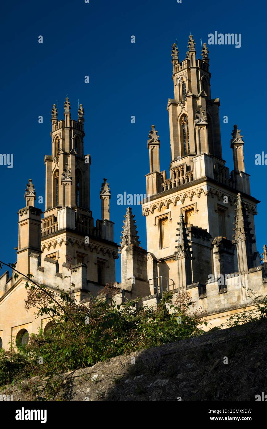 Oxford, Inghilterra - 7 agosto 2020; nessuna gente in vista. All Souls College fu fondato da Enrico VI d'Inghilterra e dall'arcivescovo di Canterbury, nel 1438. U Foto Stock Oxford, Inghilterra - 7 agosto 2020; nessuna gente in vista. All Souls College fu fondato da Enrico VI d'Inghilterra e dall'arcivescovo di Canterbury, nel 1438. U Foto Stock