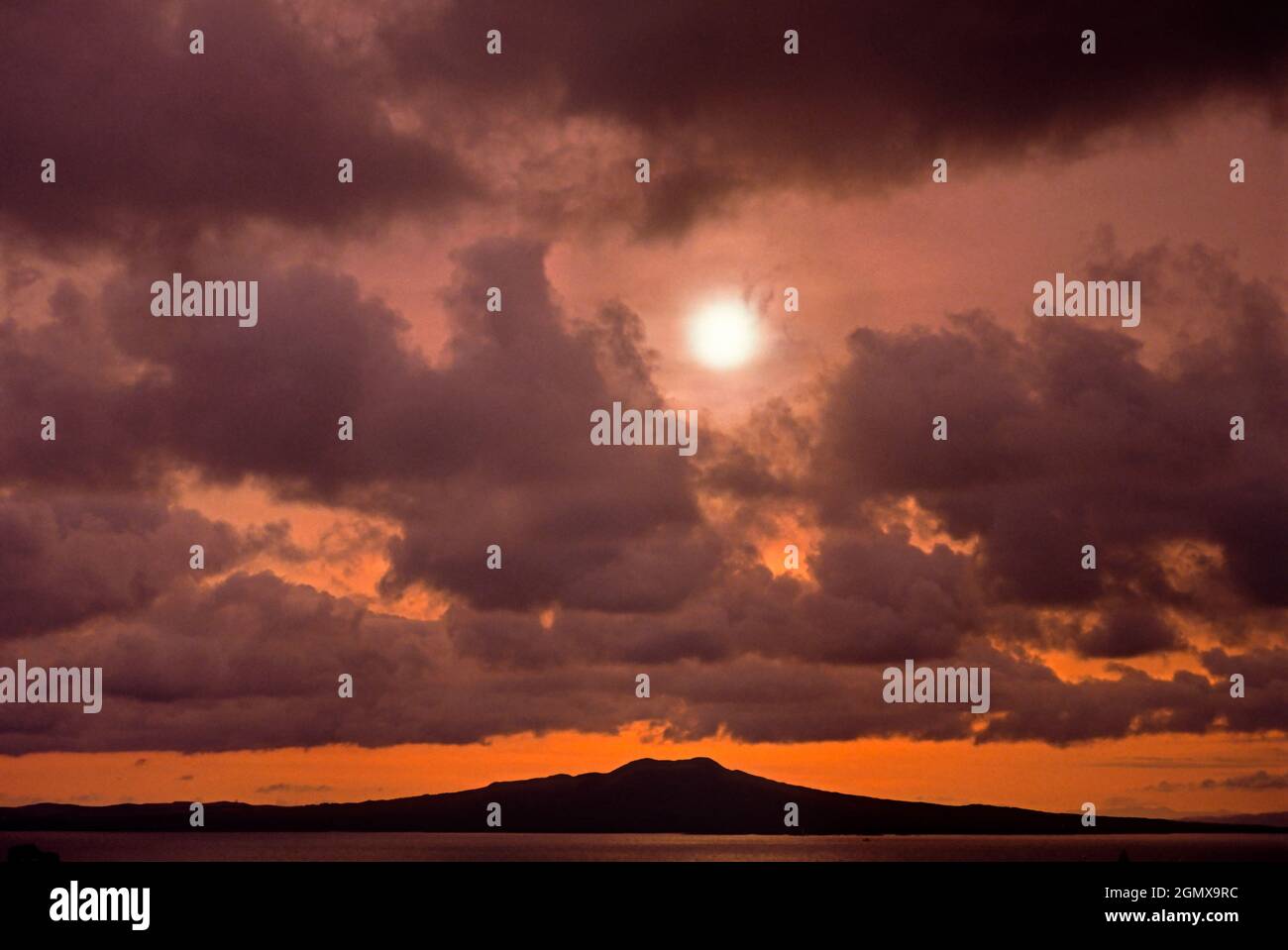 Auckland, Nuova Zelanda - 18 Agosto 1984 il cono vulcanico dormiente del Monte Rangitoto domina il Porto di Auckland nell'Isola Nord della Nuova Zelanda. Il suo nome Foto Stock