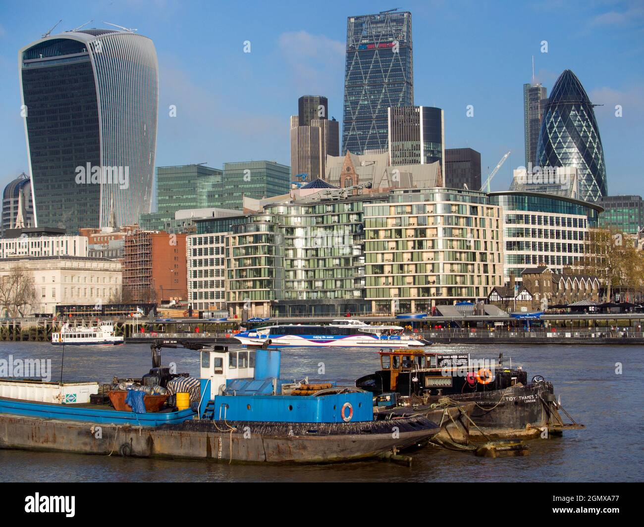 La City of London è un centro finanziario globale; il suo orizzonte è cambiato drasticamente negli ultimi anni. I londinesi hanno soprannominato molti dei nuovi sci Foto Stock