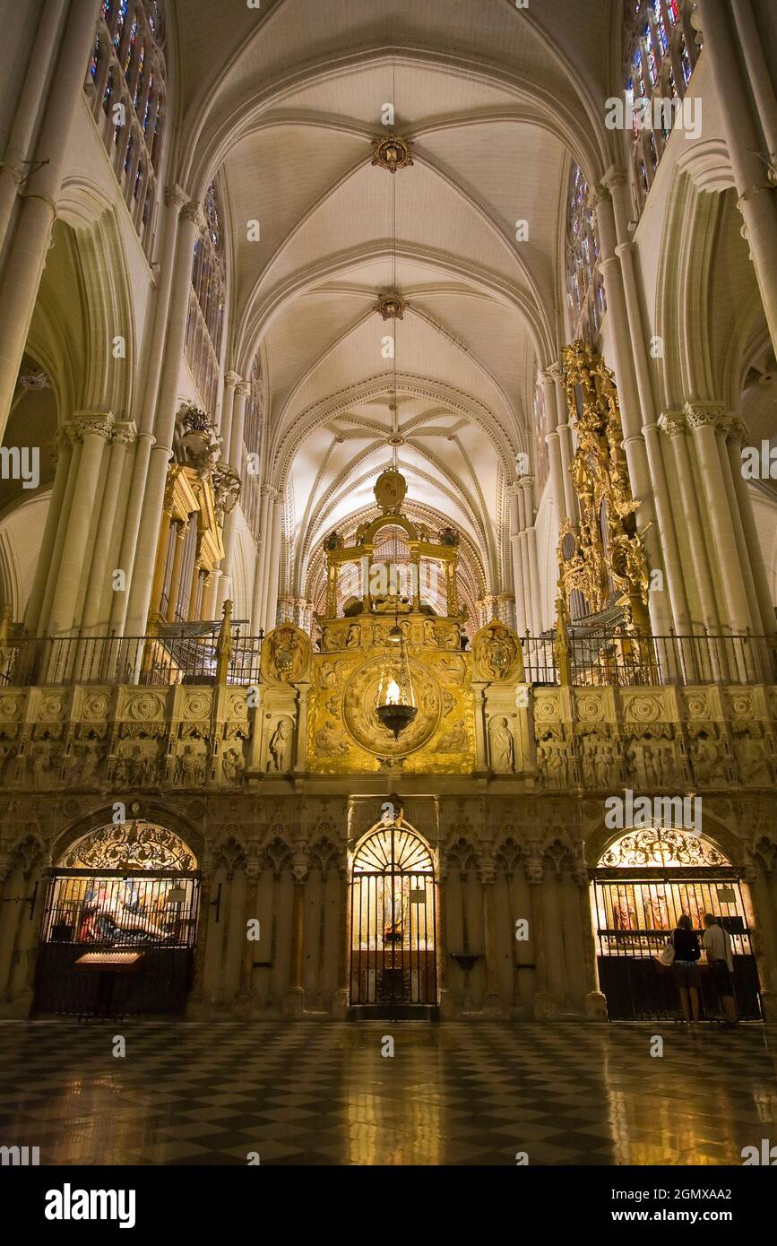 Toledo, Spagna - 25 settembre 2008; il magnifico interno della Cattedrale di Toledo in alta gotica. La sua costruzione iniziò nel 1226 sotto il governo di Fer Foto Stock