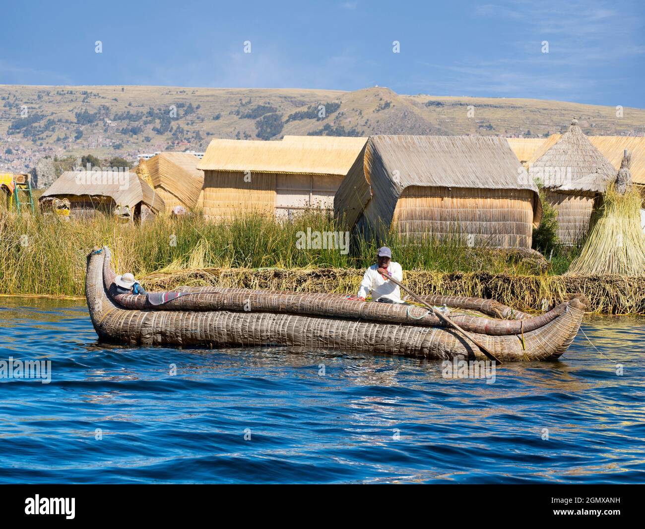 Lago Titicaca, Perù - 18 maggio 2018; due persone in fucilazione. Credetelo o no, questo è il tipo di barca tradizionale che ha ispirato Thor Heyerdahl a. Foto Stock