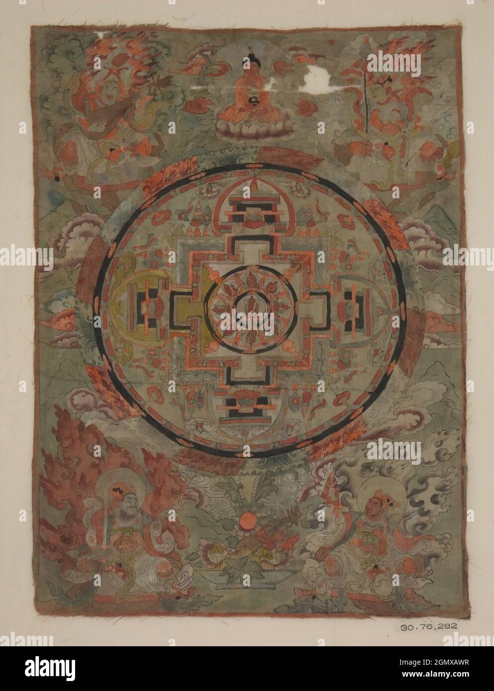 Buddha circondato da Bodhisattvas. Data: 19 ° secolo; Cultura: Tibet (Tun Huang); Medio: Verde e arancione su seta; dimensioni: 18 x 12 3/4 Foto Stock