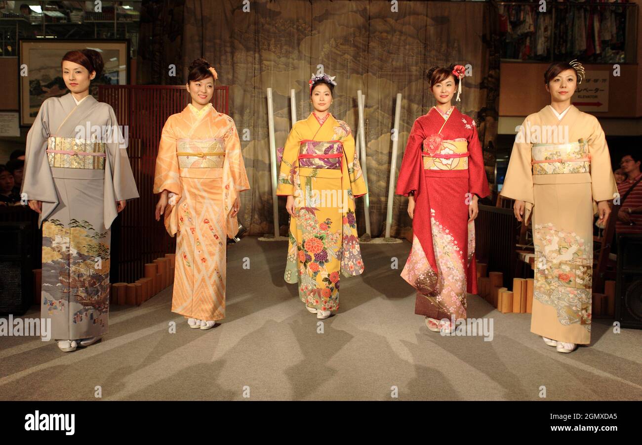 Kyoto, Giappone - 2 novembre 2011; 5 donne in-shot. I kimonos sono una grande tradizione giapponese. Qui ci sono cinque donne che indossano bellissimi kimonos a Kyoto. Kimon Foto Stock