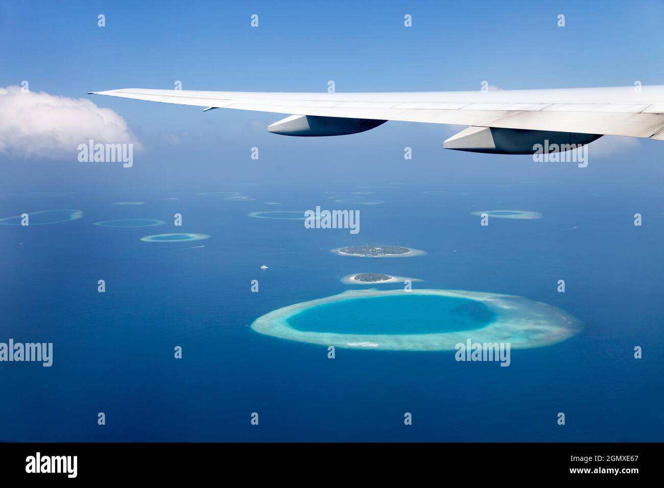 Maldive, Oceano Indiano - 8 Febbraio 2014; Vista dalla finestra di un aereo che vola sopra le Maldive nell'Oceano Indiano. Le Maldive sono un idilliaco Foto Stock
