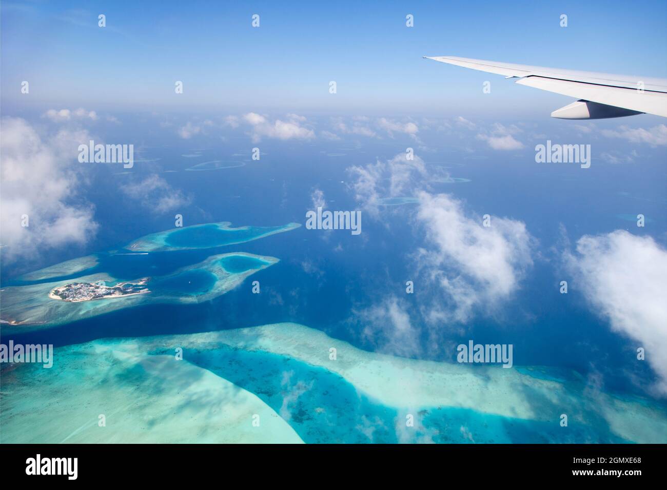 Maldive, Oceano Indiano - 8 Febbraio 2014; Vista dalla finestra di un aereo che vola sopra le Maldive nell'Oceano Indiano. Le Maldive sono un idilliaco Foto Stock