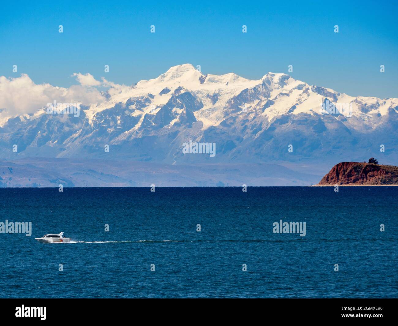 Lago Titicaca, Bolivia - 18 maggio 2018 una vista maestosa delle Ande boliviane, vista dall'Isola del Sole sul Lago Titicaca. In realtà, la montagna Foto Stock