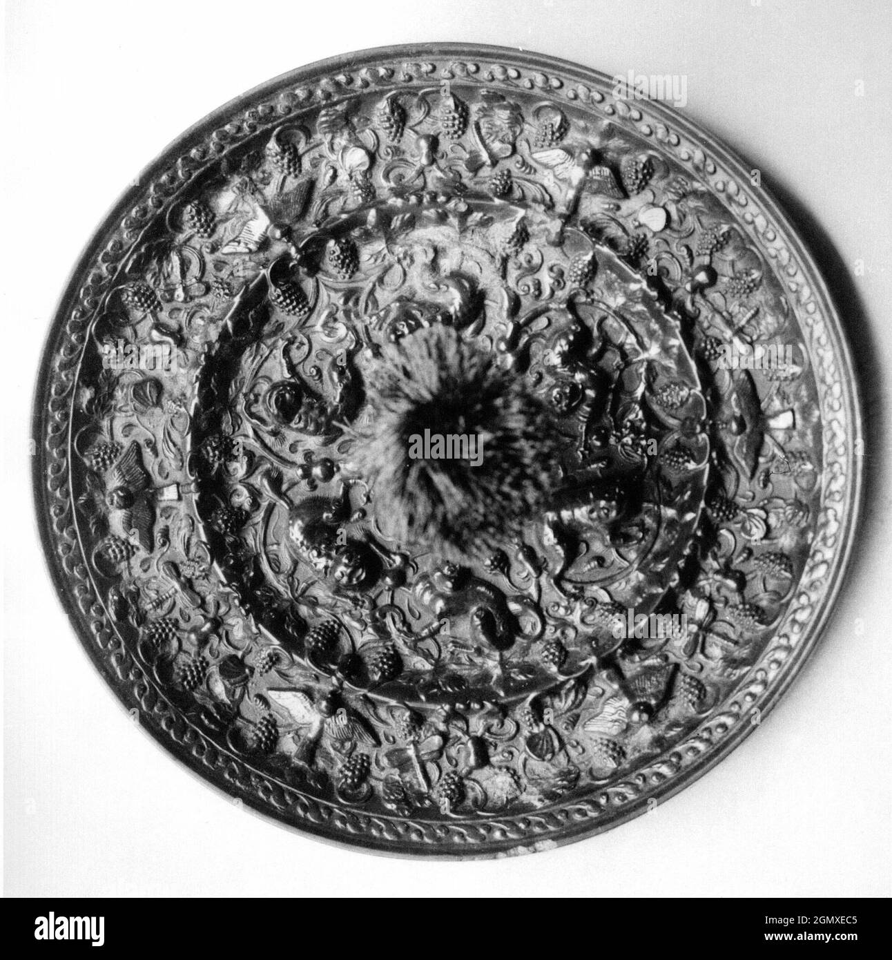 Specchio con uva e fantastici animali marini. Periodo: Dinastia Tang (618-907); Data: VIII secolo; Cultura: Cina; Medio: Bronzo; dimensioni: Diam. 6 Foto Stock