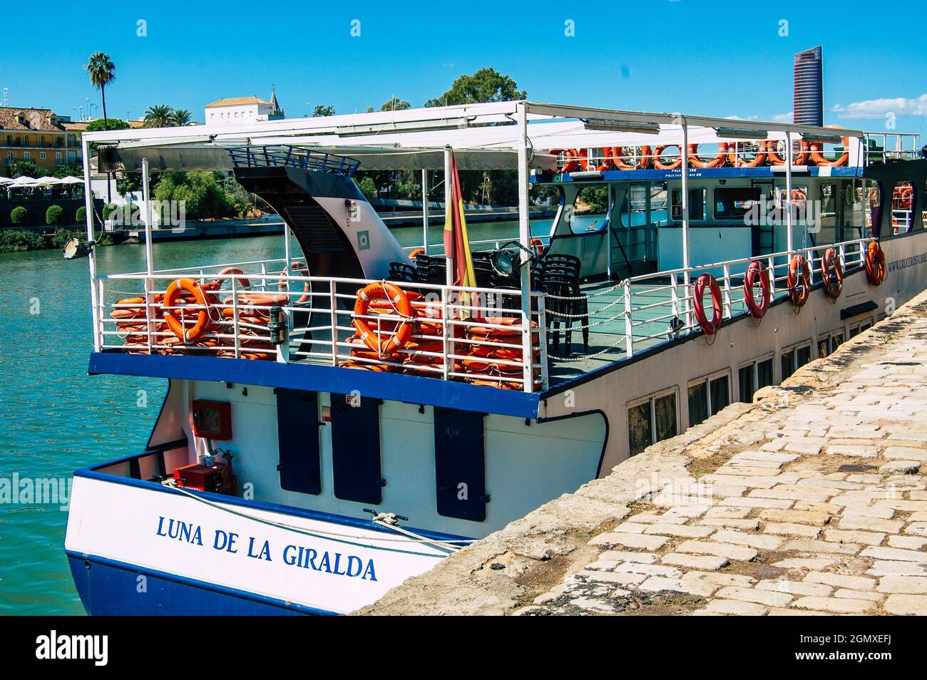 Siviglia Spagna 18 settembre 2021 Barche turistiche sul fiume Guadalquivir che attraversa Siviglia, una città emblematica e la capitale della regione di e. Foto Stock