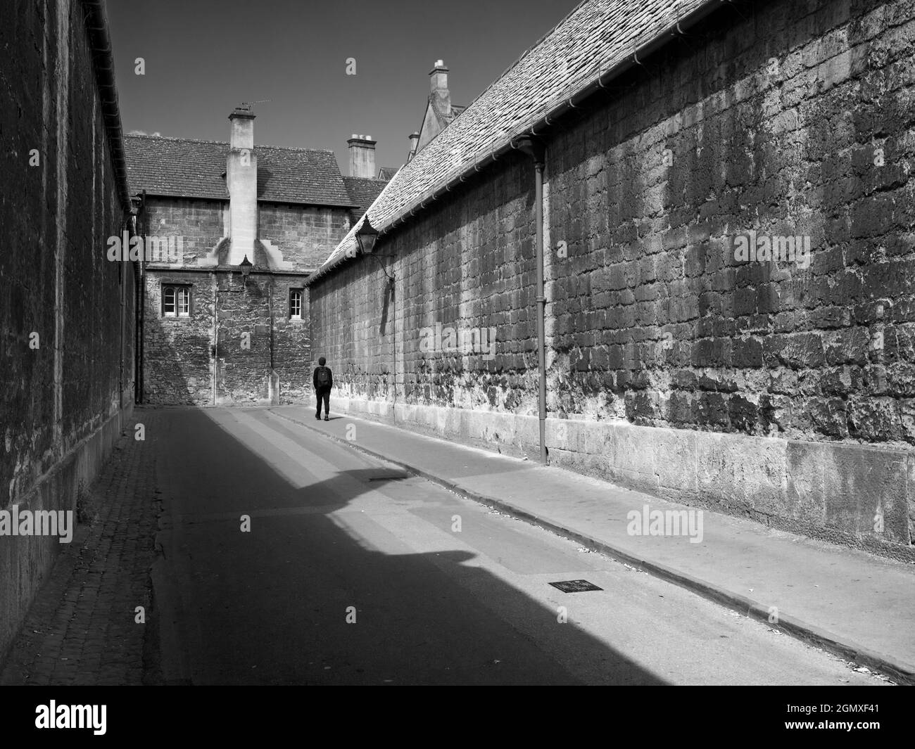 Oxford, Inghilterra, 21 maggio 2019; un uomo che cammina nel colpo. La storica città di Oxford ha molti luoghi di interesse famosi, monumenti e college universitari da vedere Foto Stock