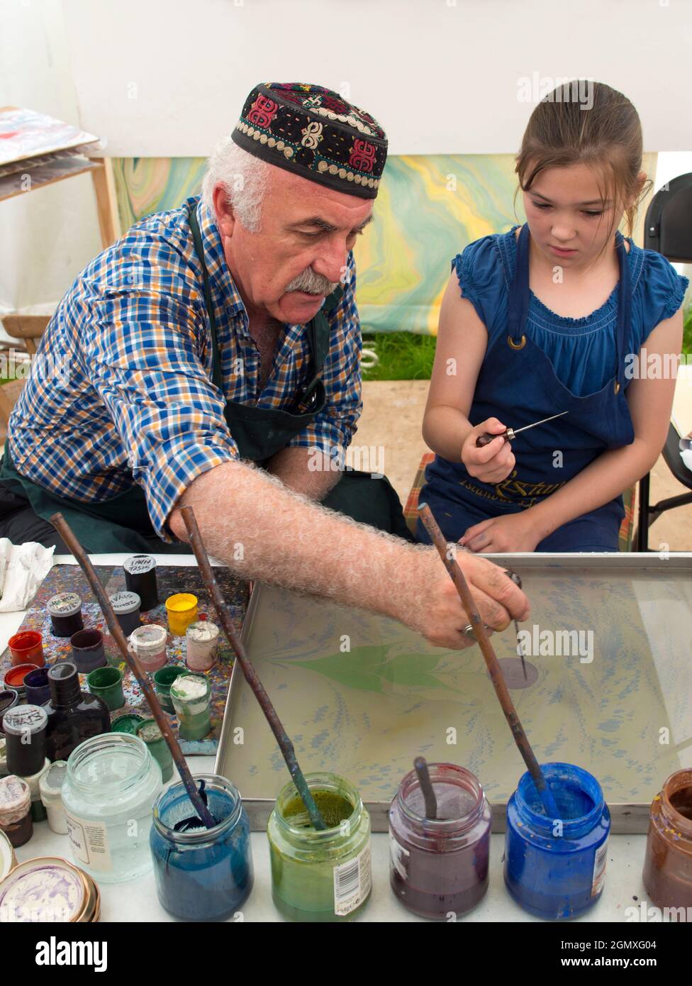 Wheatley, Oxfordshire - 2012; questo è Hikmet Baratcugil, una stampante di belle arti e un artigiano marmigiano dalla Turchia. Sta dando un teach-in e una serie di d Foto Stock