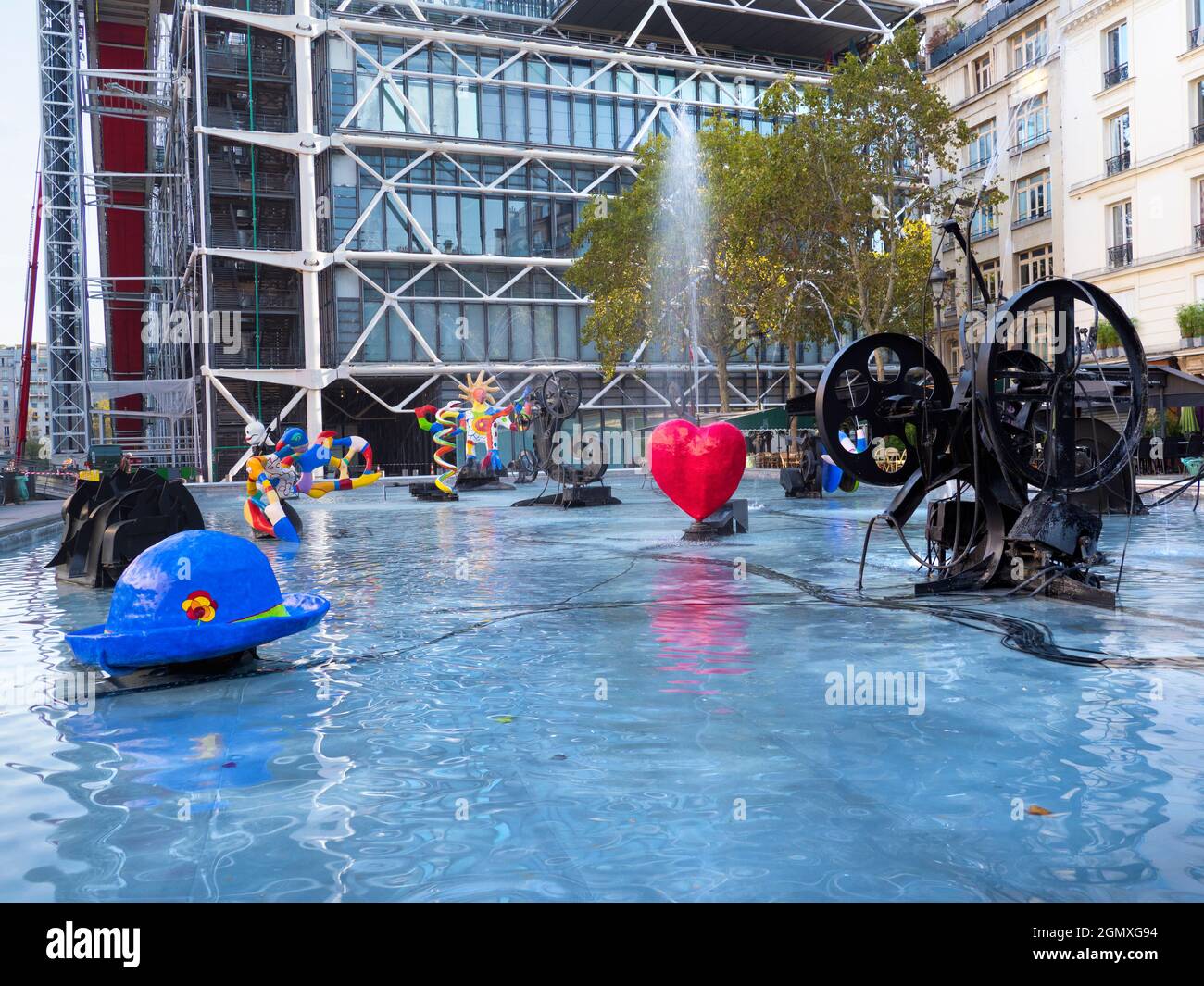 Parigi, Francia - 20 settembre 2018; molte persone in shot - spazio pubblico; Igor Stravinsky, il grande compositore russo del XX secolo, trascorse gran parte di hi Foto Stock