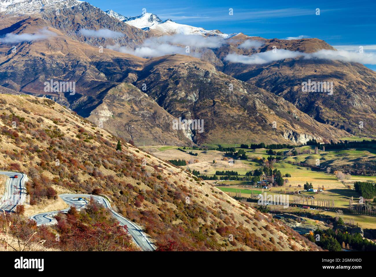 Queenstown, Nuova Zelanda - 21 Maggio 2012 Una favolosa vista di Queenstown dalle colline ai piedi della catena montuosa Remarkables. Queenstown è un resor panoramico Foto Stock