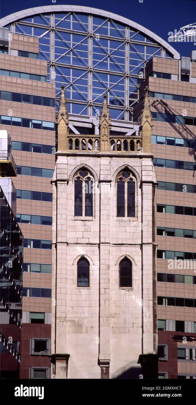 Vicino a Cheapside, Wood Street si trova nel cuore della City di Londra, il centro storico e il principale quartiere finanziario di Londra. Il Churc della Gilda Foto Stock