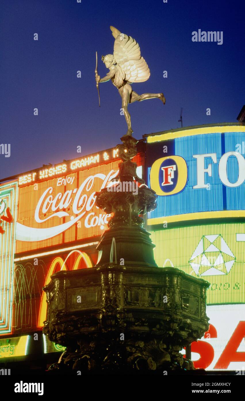 Regno Unito. Inghilterra. Londra. Piccadilly Circus di notte. Statua di Eros. Foto Stock