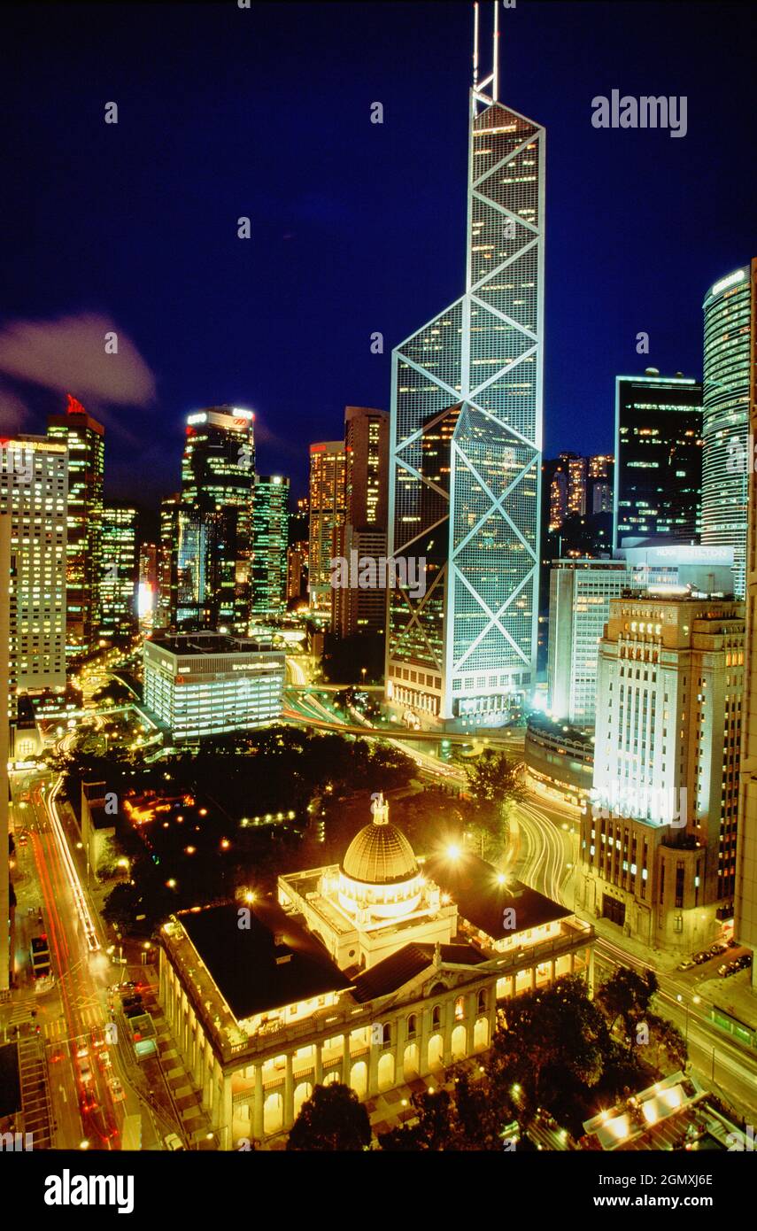 Cina. Hong Kong. Vista alta del quartiere centrale di notte con illuminazione edificio storico della Corte d'appello finale e grattacielo della Banca della Cina. Foto Stock