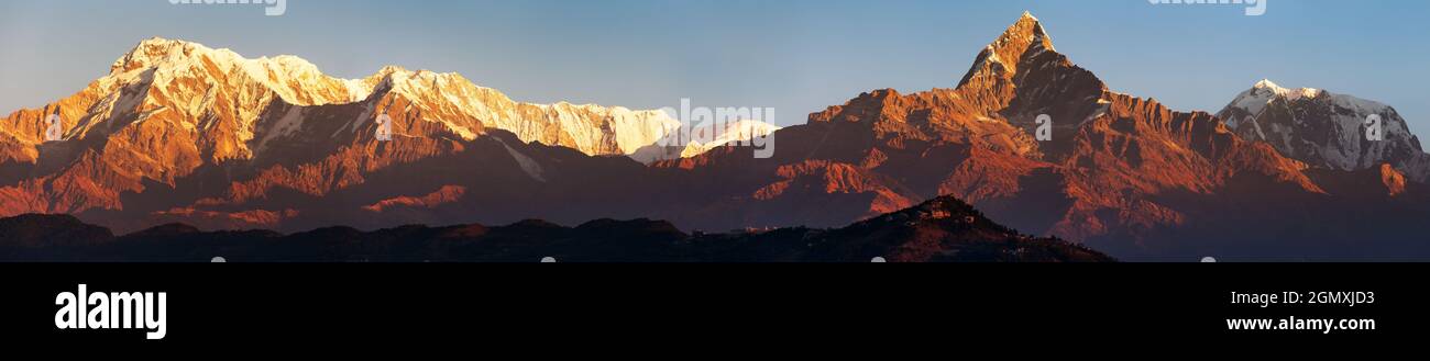 Sera, vista al tramonto del monte Annapurna e Machapuchare o Machhapuchhare, Nepal Himalaya montagne Foto Stock