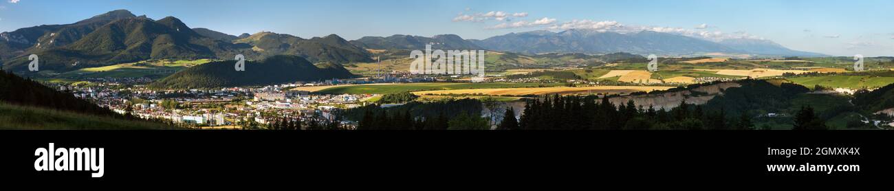 La città di Ruzomberok e la montagna carpazi vista panoramica da Fatra a Choc e tatra montagne Foto Stock