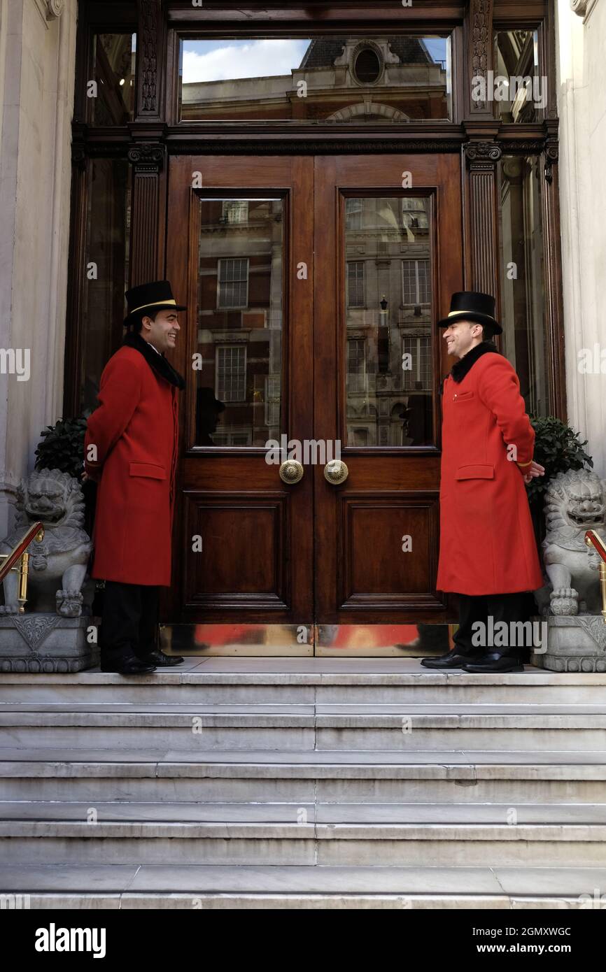 Due portiere fuori dall'ingresso dell'hotel. Londra, Regno Unito. Foto Stock