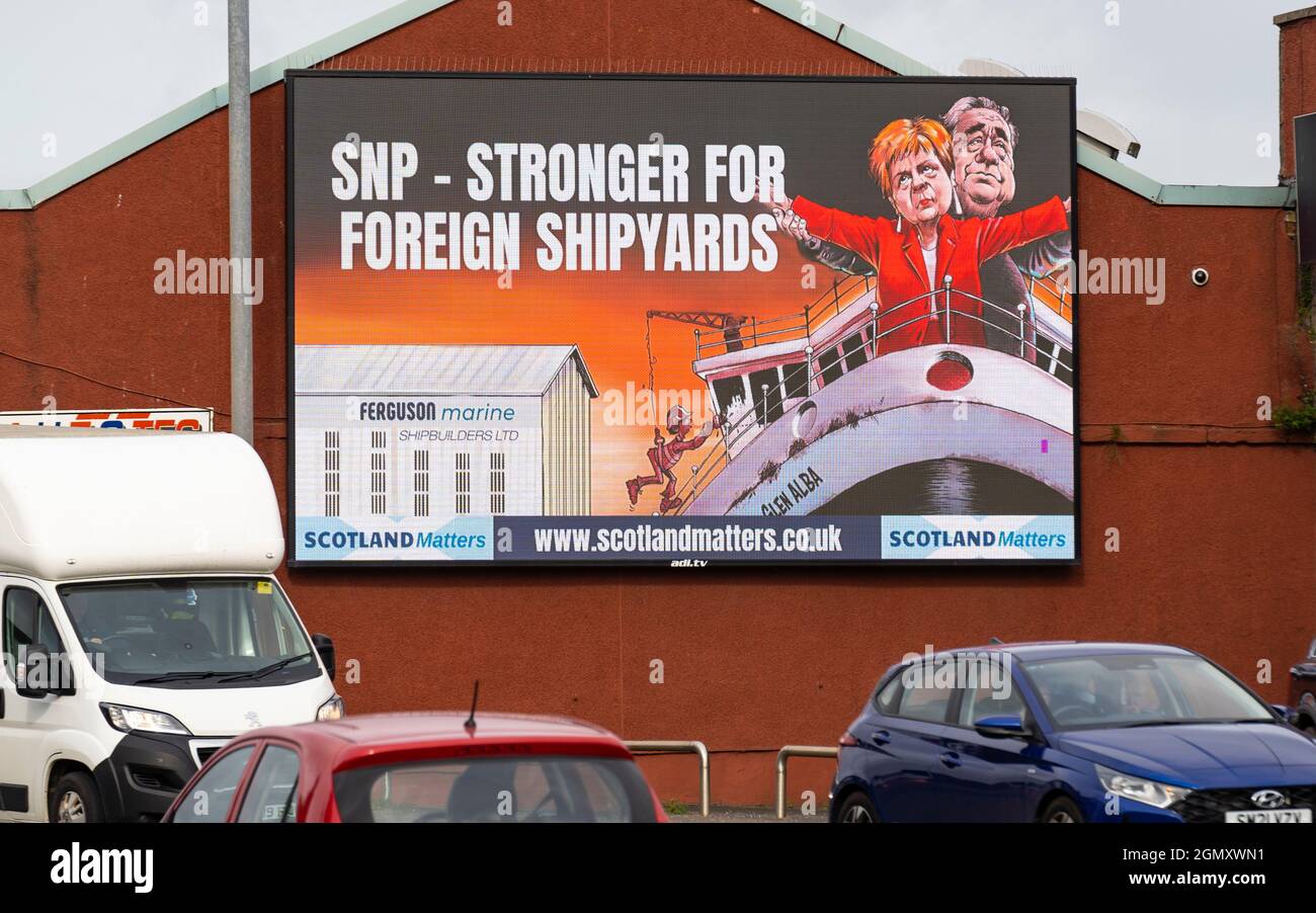 Port Glasgow, Scozia, Regno Unito. 21 settembre 2021. Il gruppo pro UK Union Scotland Matters ha eretto un cartellone fuori dal cantiere Ferguson a Port Glasgow critico per la decisione del governo scozzese di ordinare i futuri traghetti scozzesi con un breve elenco di tre iarde, in Turchia, Polonia o Romania. Il cartellone presenta il leader della SNP e il primo Ministro Nicola Sturgeon e l'ex primo Ministro Alex Salmond in piedi sul prua della linea Titanic con messaggio SNP più forte per i cantieri navali stranieri. Iain Masterton/Alamy Live News. Foto Stock
