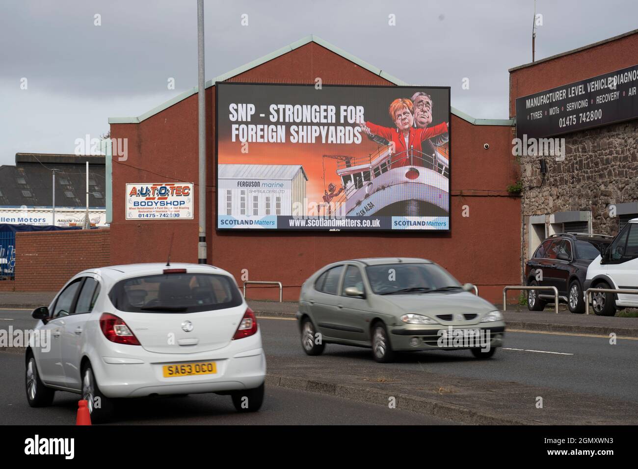 Port Glasgow, Scozia, Regno Unito. 21 settembre 2021. Il gruppo pro UK Union Scotland Matters ha eretto un cartellone fuori dal cantiere Ferguson a Port Glasgow critico per la decisione del governo scozzese di ordinare i futuri traghetti scozzesi con un breve elenco di tre iarde, in Turchia, Polonia o Romania. Il cartellone presenta il leader della SNP e il primo Ministro Nicola Sturgeon e l'ex primo Ministro Alex Salmond in piedi sul prua della linea Titanic con messaggio SNP più forte per i cantieri navali stranieri. Iain Masterton/Alamy Live News. Foto Stock