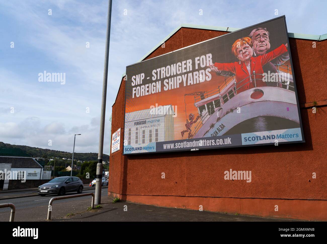 Port Glasgow, Scozia, Regno Unito. 21 settembre 2021. Il gruppo pro UK Union Scotland Matters ha eretto un cartellone fuori dal cantiere Ferguson a Port Glasgow critico per la decisione del governo scozzese di ordinare i futuri traghetti scozzesi con un breve elenco di tre iarde, in Turchia, Polonia o Romania. Il cartellone presenta il leader della SNP e il primo Ministro Nicola Sturgeon e l'ex primo Ministro Alex Salmond in piedi sul prua della linea Titanic con messaggio SNP più forte per i cantieri navali stranieri. Iain Masterton/Alamy Live News. Foto Stock