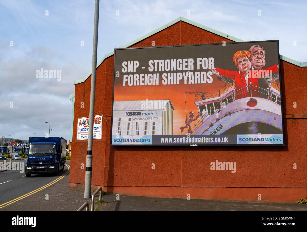 Port Glasgow, Scozia, Regno Unito. 21 settembre 2021. Il gruppo pro UK Union Scotland Matters ha eretto un cartellone fuori dal cantiere Ferguson a Port Glasgow critico per la decisione del governo scozzese di ordinare i futuri traghetti scozzesi con un breve elenco di tre iarde, in Turchia, Polonia o Romania. Il cartellone presenta il leader della SNP e il primo Ministro Nicola Sturgeon e l'ex primo Ministro Alex Salmond in piedi sul prua della linea Titanic con messaggio SNP più forte per i cantieri navali stranieri. Iain Masterton/Alamy Live News. Foto Stock