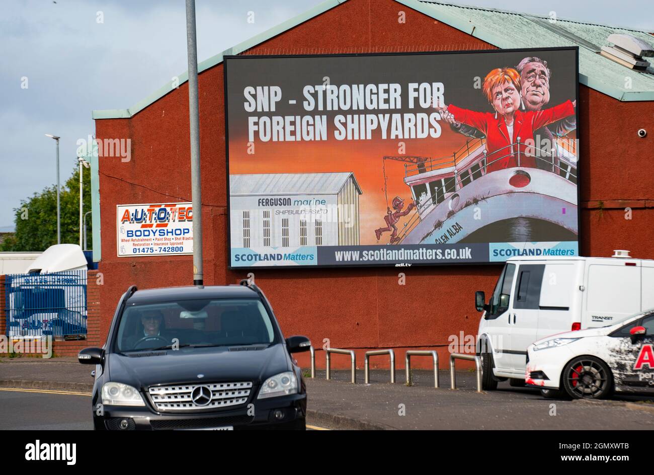 Port Glasgow, Scozia, Regno Unito. 21 settembre 2021. Il gruppo pro UK Union Scotland Matters ha eretto un cartellone fuori dal cantiere Ferguson a Port Glasgow critico per la decisione del governo scozzese di ordinare i futuri traghetti scozzesi con un breve elenco di tre iarde, in Turchia, Polonia o Romania. Il cartellone presenta il leader della SNP e il primo Ministro Nicola Sturgeon e l'ex primo Ministro Alex Salmond in piedi sul prua della linea Titanic con messaggio SNP più forte per i cantieri navali stranieri. Iain Masterton/Alamy Live News. Foto Stock