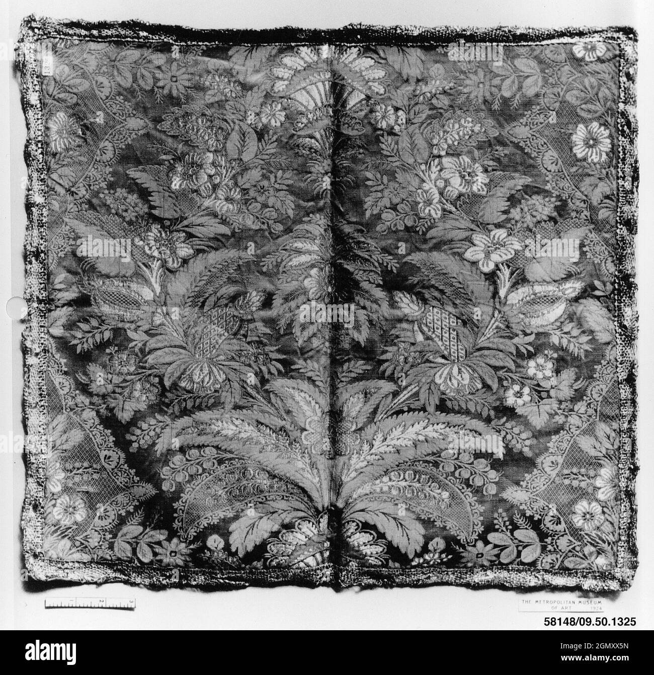 Pezzo. Data: 1725-30; Cultura: Francese; Media: Seta e filo metallico; dimensioni: 20 x 21 pollici (50.8 x 53.3 cm); classificazione: Tessuto-tessuto Foto Stock