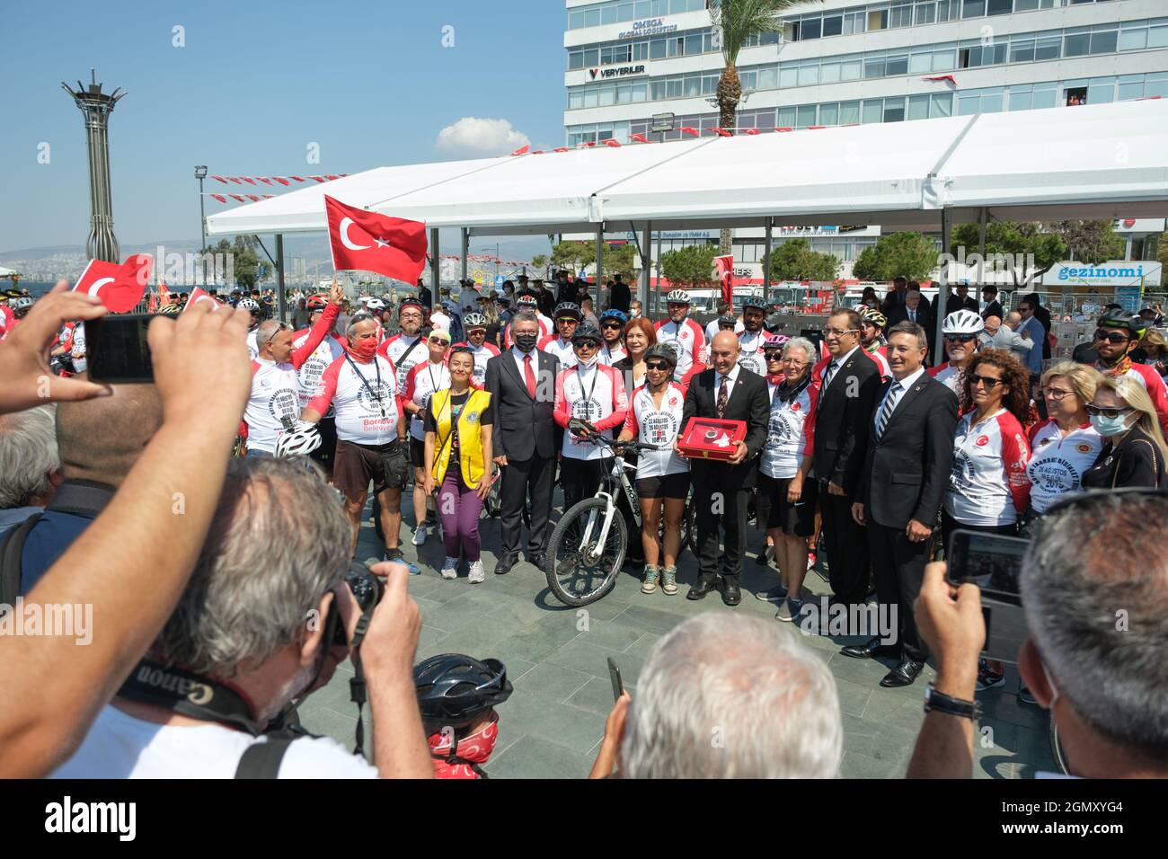 Izmir, Turchia - 9 settembre 2021: Bicicletta Rider gruppo che porta una bandiera turca enorme dalla città di Afyon a Izmir per dare come regalo al sindaco di Izmir Tunc Foto Stock