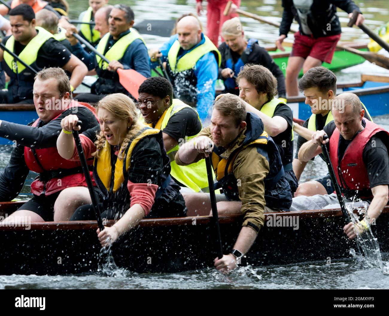 Dragon Boat Racing sul fiume Avon, Stratford-upon-Avon, Warwickshire, Inghilterra, Regno Unito Foto Stock