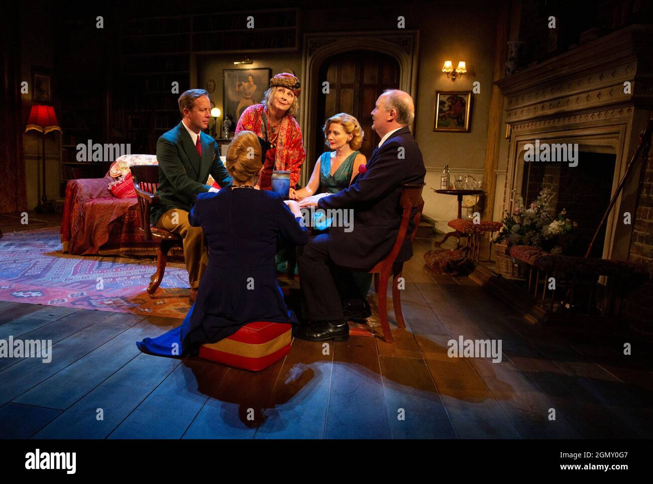 la lancia - in senso orario da sinistra: Geoffrey Streatfield (Charles Condomine), Jennifer Saunders (Madame Arcati), Lisa Dillon (Ruth Condomine), Simon Coates (Dr Bradman), (back to camera) Lucy Robinson (Mrs Bradman) in BLITHE SPIRIT di Noel Coward apertura al Harold Pinter Theatre, Londra SW1 il 21/09/2021 un Teatro Royal Bath progettazione: Anthony Ward Direttore Howard Harrison: Richard Eyre Foto Stock