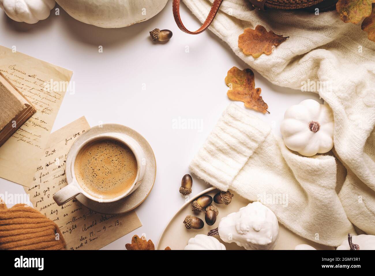 Caffè caldo con zucche e foglie colorate su sfondo bianco vista dall'alto. Elegante appartamento autunnale. Ciao autunno. Immagine calda e accogliente Foto Stock