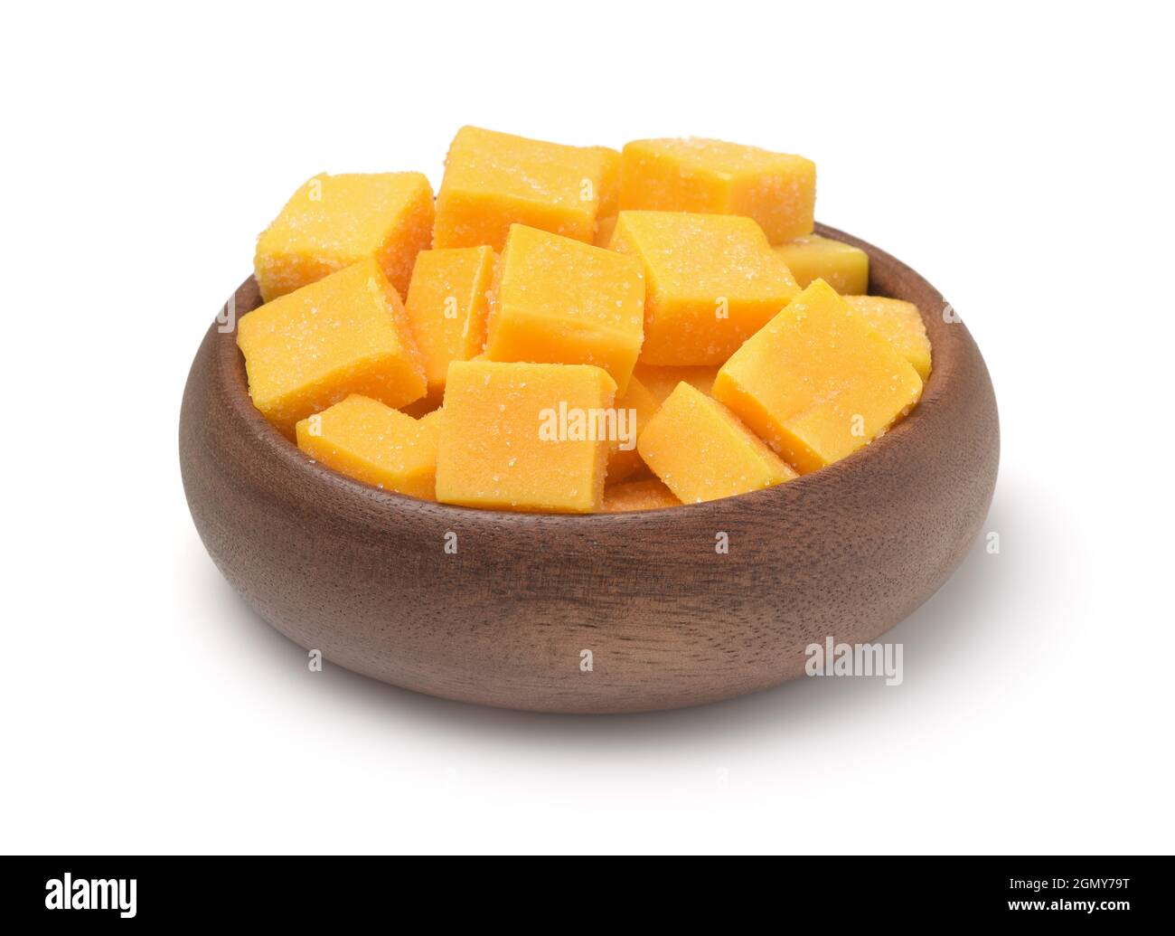 Ciotola di legno di dado di mango candito isolato su bianco Foto Stock