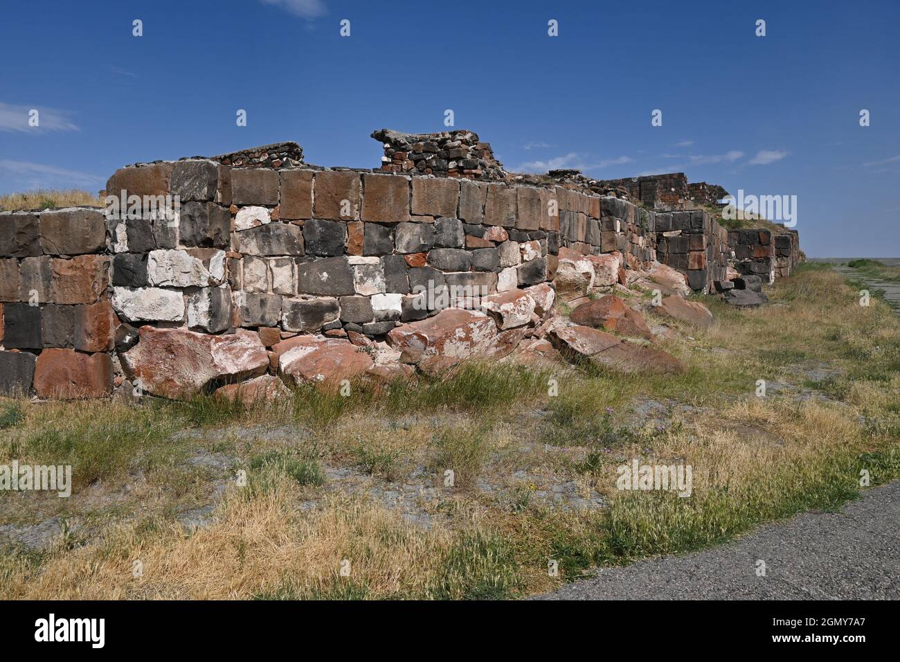 Rovine fortezza Erebuni pareti in tufo, Yerevan, Armenia in sole giorno d'estate Foto Stock