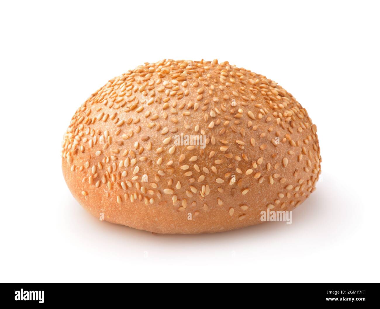 Vista frontale di hamburger di semi di sesamo isolato su bianco Foto Stock