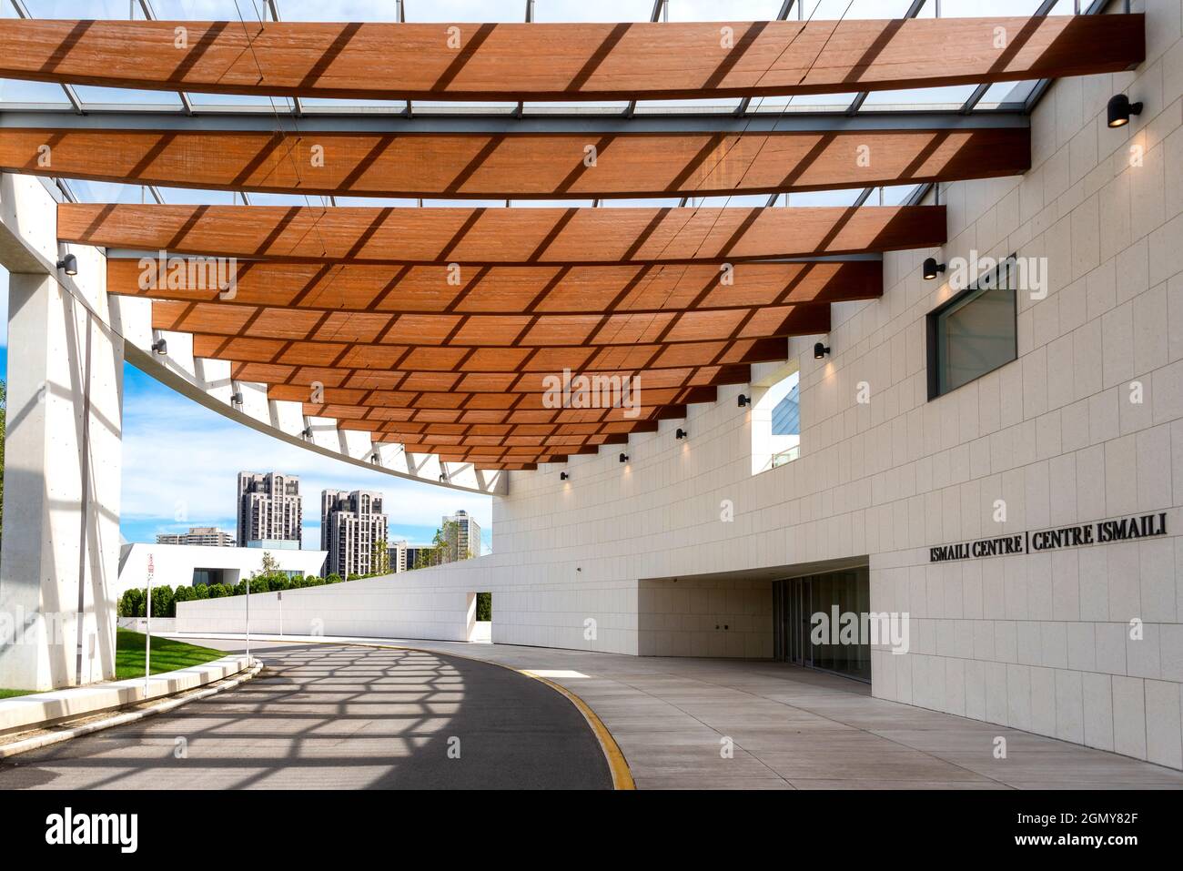 Architettura esterna nel Ismaili Centre nel distretto di North York a Toronto, Canada. Il centro culturale è un luogo famoso e un'attrazione turistica Foto Stock