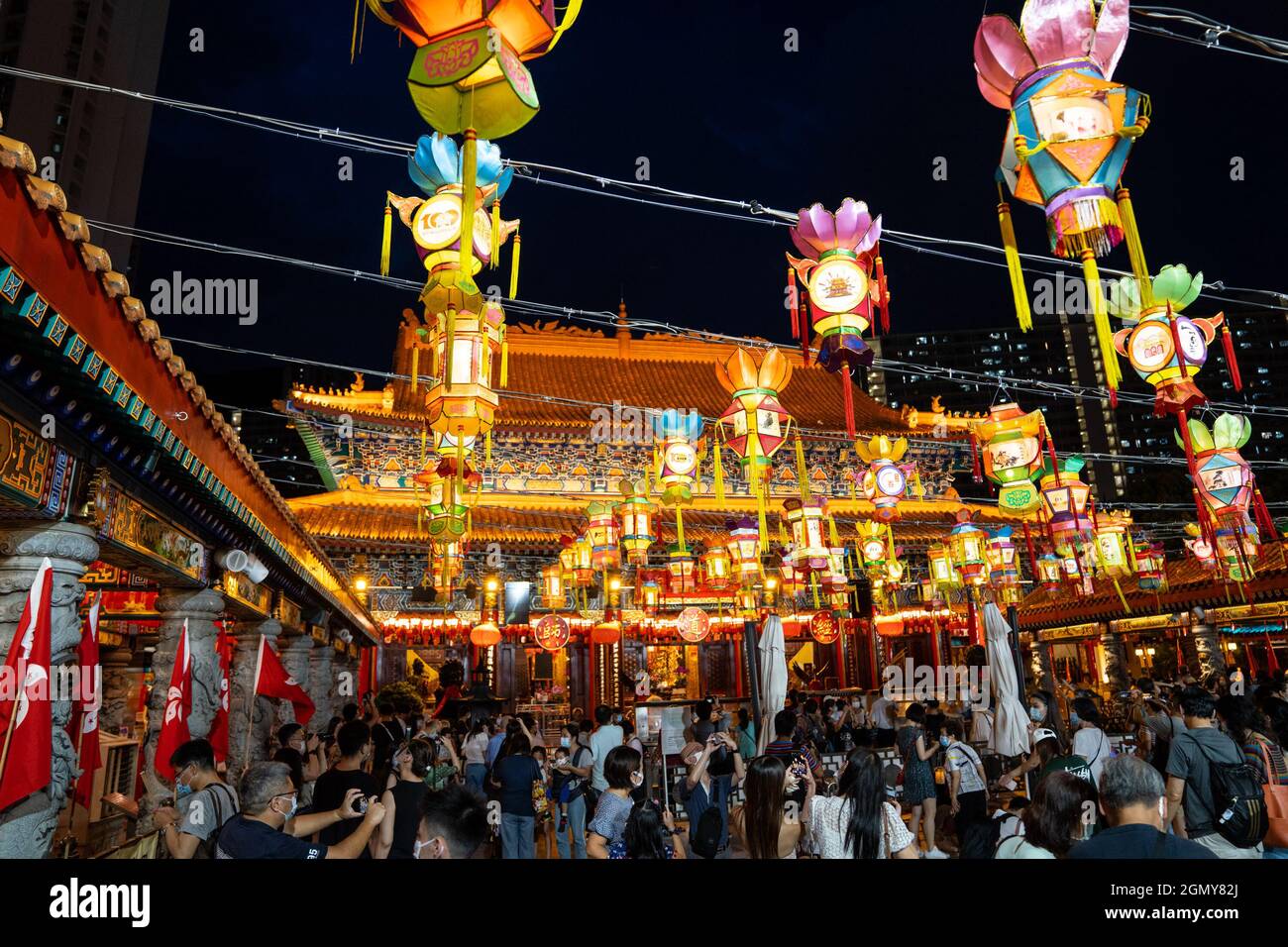 Hong Kong, Cina. 20 Settembre 2021. Il tempio di Wong Tai Sin visto illuminato con lanterne e decorazioni leggere per il Festival di Mid-Autumn.Tai o, un piccolo villaggio di pescatori a Hong Kong, ogni anno decorare la zona con luci e lanterne. Noto anche come Festival della Luna o Festival della torta di luna, è un festival tradizionale cinese ampiamente celebrato in Asia orientale e sudorientale. (Foto di Katherine Cheng/SOPA Images/Sipa USA) Credit: Sipa USA/Alamy Live News Foto Stock