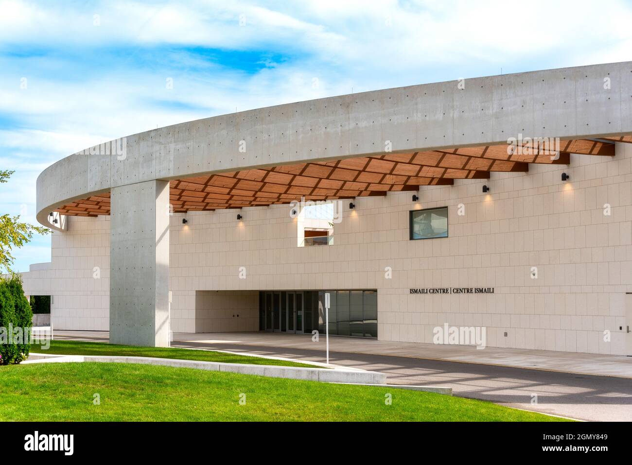 Architettura esterna nel Ismaili Centre nel distretto di North York a Toronto, Canada. Il centro culturale è un luogo famoso e un'attrazione turistica Foto Stock