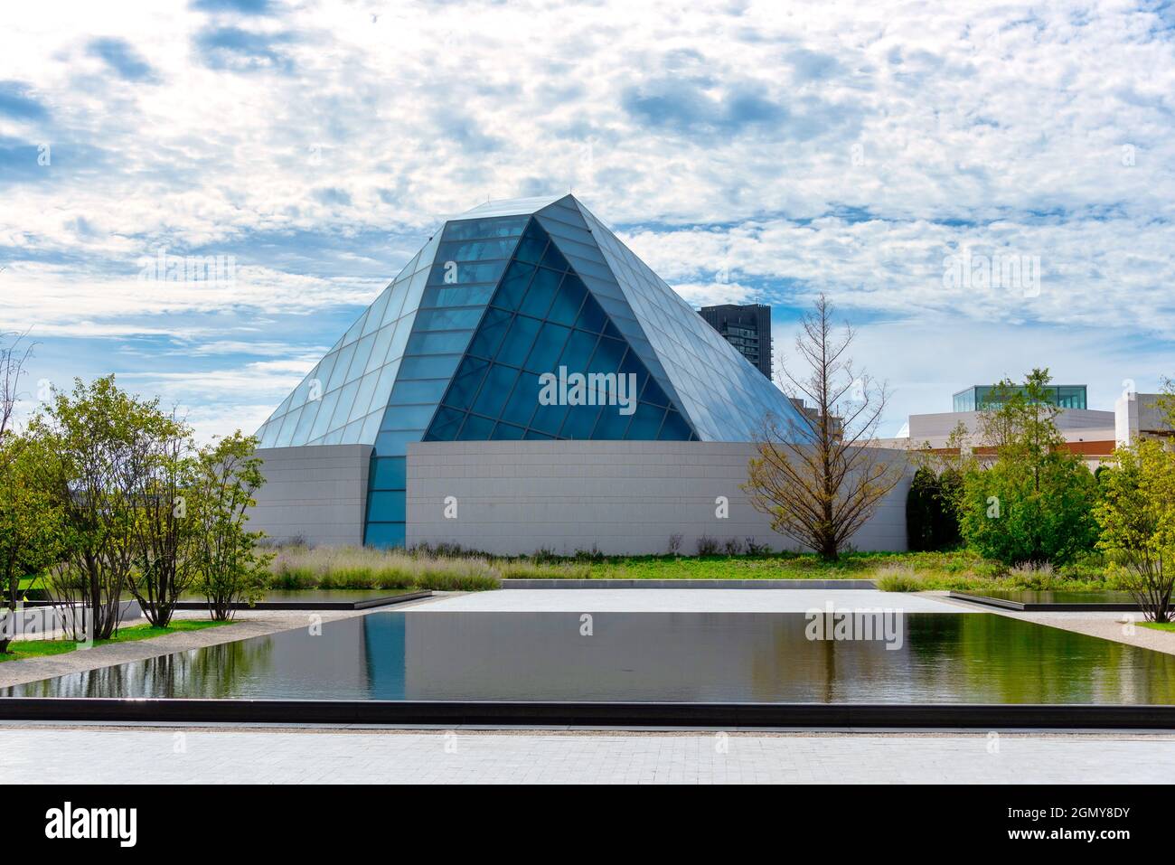 Architettura esterna nel Ismaili Centre nel distretto di North York a Toronto, Canada. Il centro culturale è un luogo famoso e un'attrazione turistica Foto Stock
