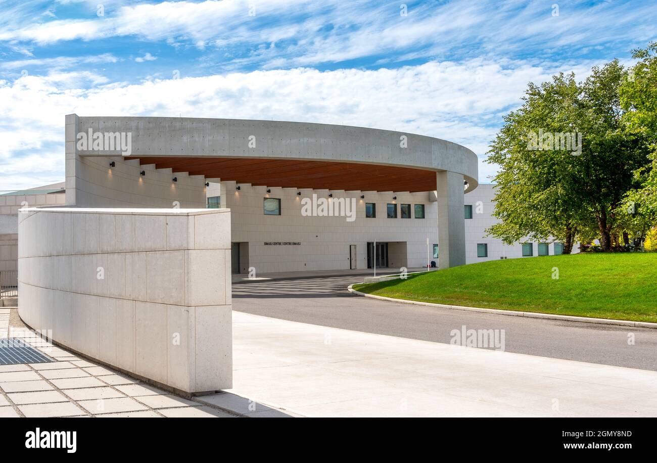 Architettura esterna nel Ismaili Centre nel distretto di North York a Toronto, Canada. Il centro culturale è un luogo famoso e un'attrazione turistica Foto Stock