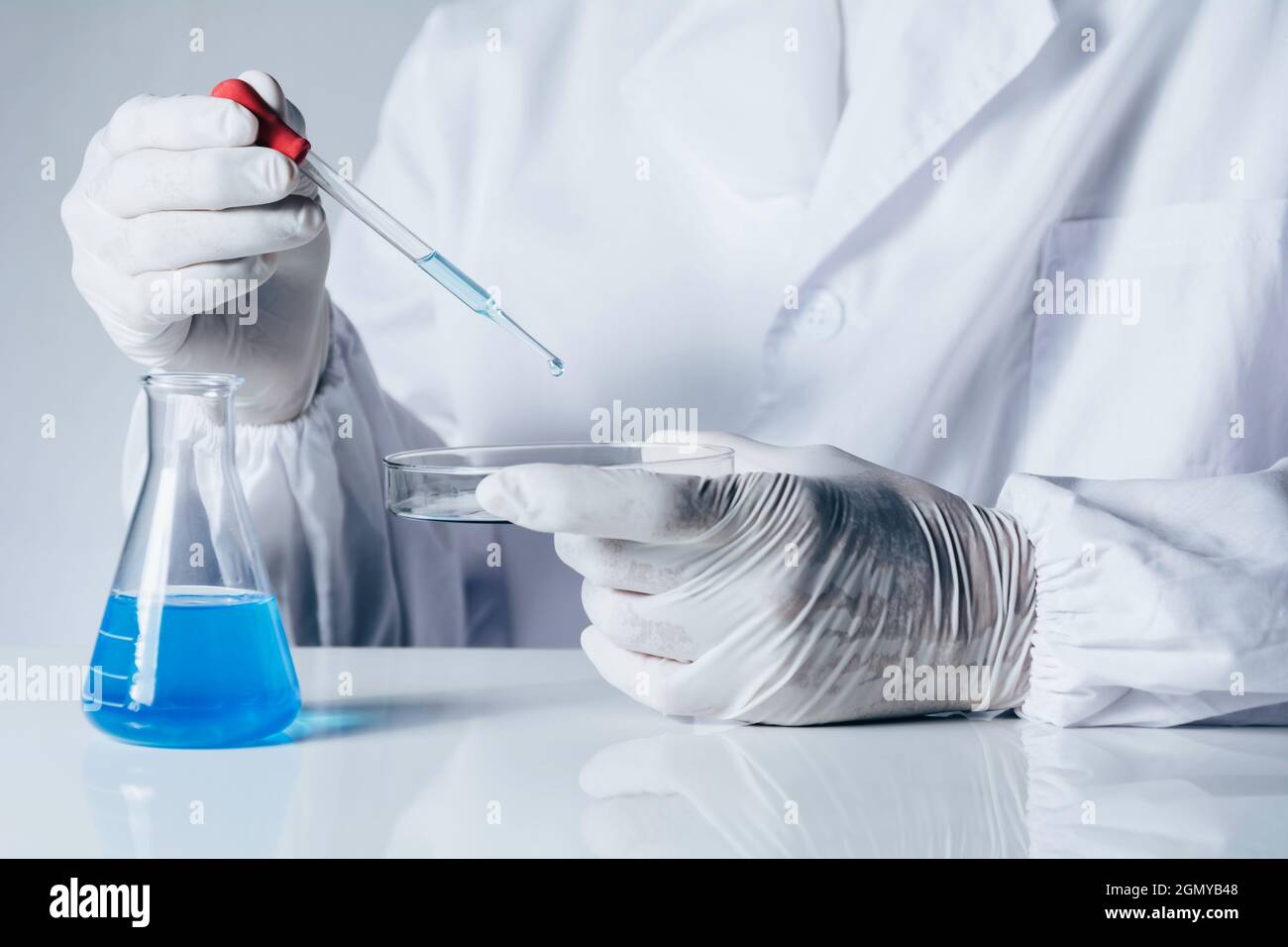 Ricercatore con vetro laboratorio chimico provette con liquido per le  analisi , medico, farmaceutico e della ricerca scientifica del concetto  Foto stock - Alamy