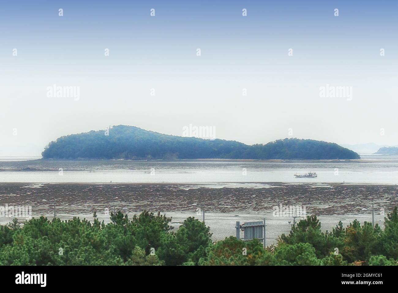 Vista attraverso le distese di fango maremoto verso le isole periferiche di Incheon dal Strand o Nest Hotel a Incheon Corea Foto Stock