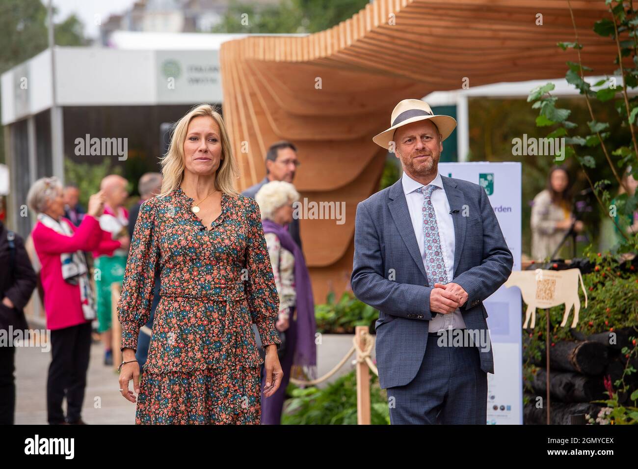 Chelsea, Londra, Regno Unito. 20 Settembre 2021. RHS Chelsea Flower Show Televisione presentatori Sophie Raworth e Joe Swift. E 'stato un giorno occupato al giorno della stampa per il primo Autunnal RHS Chelsea Flower Show. Lo spettacolo è stato cancellato lo scorso anno dopo il Covid-19 Pandemic. Credit: Maureen McLean/Alamy Foto Stock